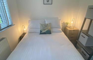 Beau - Brambles Chine, Colwell Bay - 5 star WiFi - Short walk to The Hut and beach - 1 night stays available - Ferry offers - Photo 6