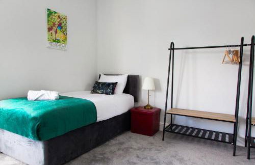 4 Bedrooms Spacious House With 2 Bathrooms Free Parking - sleeps up to 10 guests - Foto 30