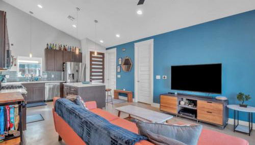 15 Min to Downtown with Backyard & Parking - Foto 3