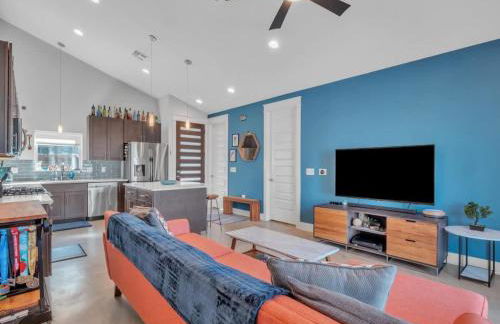 15 Min to Downtown with Backyard & Parking - Foto 3