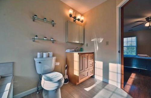 Gorgeous Cozy 5 Bedroom House with Hottub,Lake,Pool - Foto 26