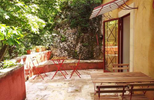 maison au coeur de Fontaine de Vaucluse, nichée sur le rocher et surplombant la sorgue - Foto 2