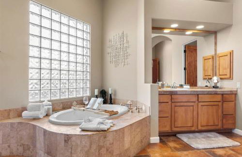 The Debonair Derby by PaseoHomesAZ with Heated Pool - Foto 62