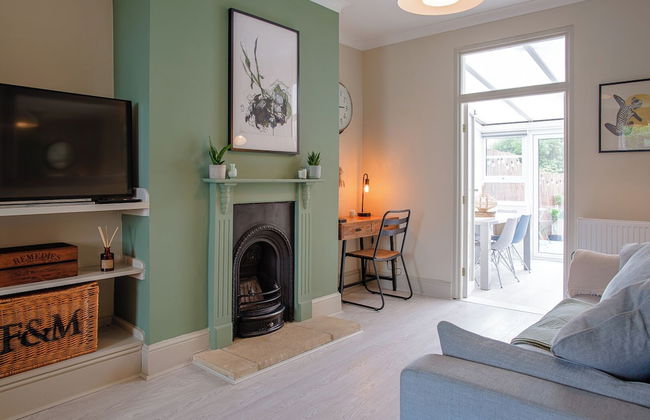 Stunning Townhouse with Large Garden - Photo 29