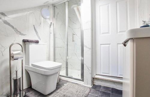 Sleek Gem of London -2 Bedroom Apartment with Parking - Foto 8