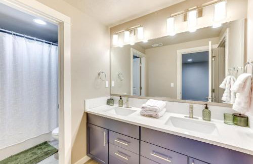 North End blue -Hot Tub - Fire Pit - Downtown -4BR - Photo 17