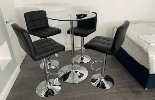 Luxury 3-Bed House-Jaquzzi Bath-Private Parking- suitable for contractors - Foto 14