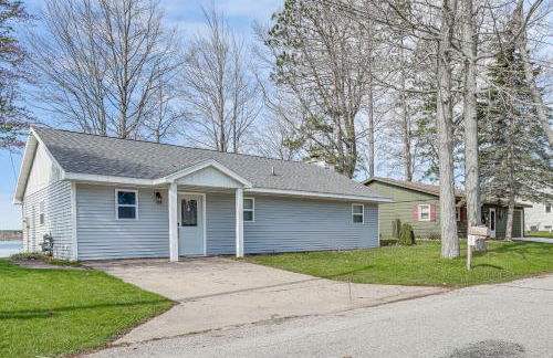 Dock and Views Lake Mitchell Home in Cadillac! - Foto 32