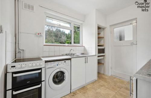 2 Bedroom Bungalow with Parking that Sleeps 6 - Photo 7