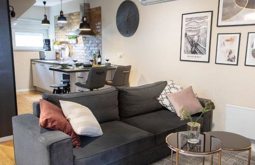 Stylish Urban Oasis - Design 2BR Apartment with Parking - Photo 1