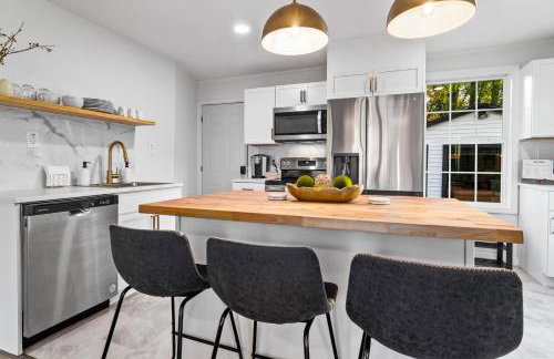 Game Room and Huge Yard with Fire Pit Yard Games and BBQ Near UE and Downtown - Foto 23