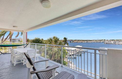 Andros - Spacious 2x2 Waterfront Condo - Photo 1