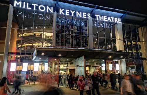 PRIME City Centre Location, THE JUKE BOX SUITE, Secure Gated FREE Parking Space, Unique STYLISH Apartment, AIR CONDITIONING & Two Bathrooms - Photo 40