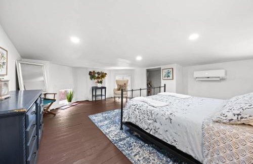 Elegant Manor w Private Yard & Modern Amenities - Foto 53