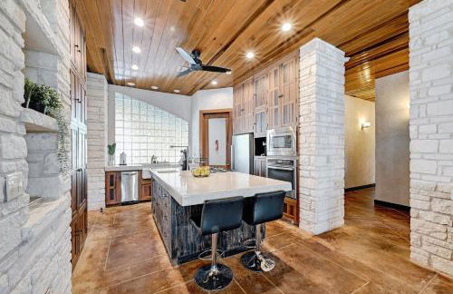 Luxury Lakefront Escape on Lake Travis - Photo 10