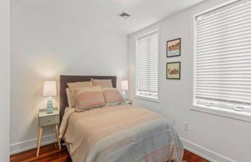 Bright & Modern Home with Patio - Foto 9