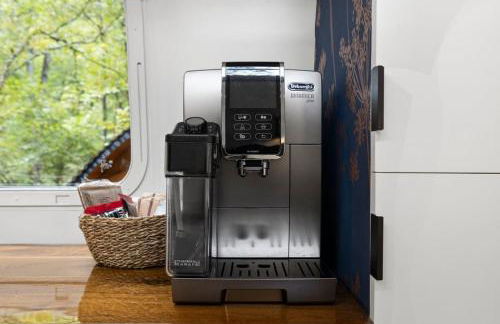 Luxury Airstream w hot tub, king bed, & grill - Foto 19