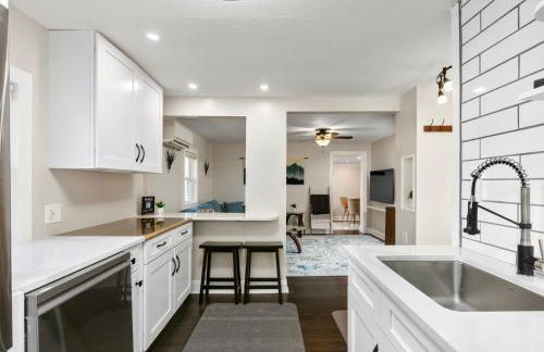 Modern & Cozy on Private Lane, Minutes to Airport - Foto 34