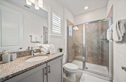 Epic Playhouse Getaway - Castle & Superhero Bunks Theater Private Pool No Rear Neighbors - Foto 29