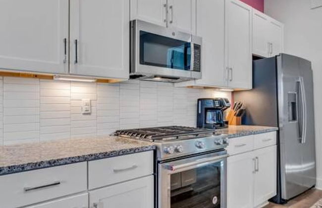 NEW Pink Howdy Oasis 13 Beds Rooftop View Parking - Foto 35