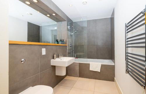 Cosy, modern high rise with views! 2 bedroom - Foto 3