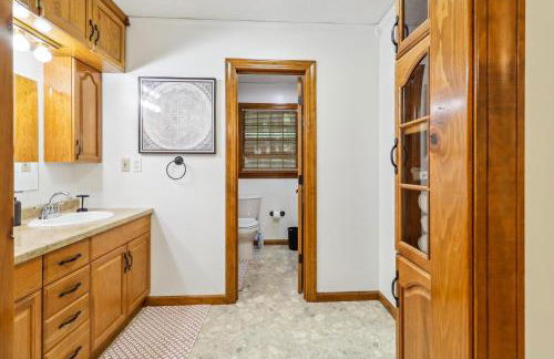 Secluded Lakefront Escape w Private Dock, 600ft Shoreline and Views, Sleeps 13 - Foto 35