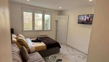 CHARMANTE STUDIO PROCHE PARIs - Foto 3