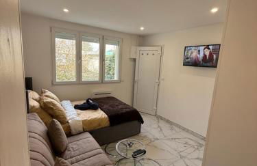 CHARMANTE STUDIO PROCHE PARIs - Foto 3