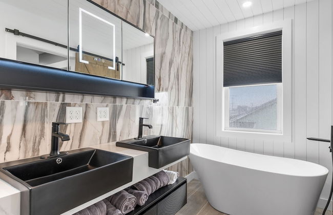 New Luxury 4 Bed Condo Perfect for Winter Rental - Photo 9