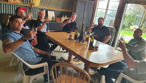 Un gruppo di amici seduti a tavola