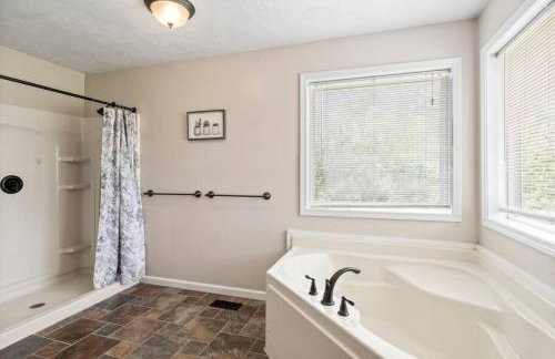 Hot Tub! LRG Home! Sleeps 16!Near Ithaca! Dogs OK - Foto 22
