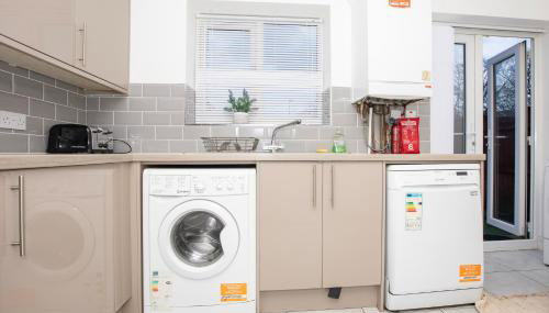 Spacious 4BR Home in Manchester with Parking & Wi-Fi - Foto 5, dishwasher