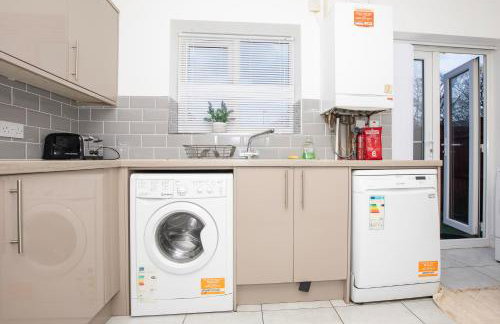 Spacious 4BR Home in Manchester with Parking & Wi-Fi - Foto 5