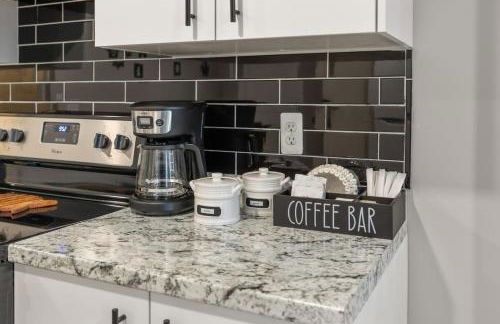 Lakeside Bliss 2BR, 1BA with All Modern Comforts - Foto 14