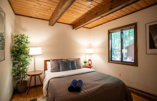 Hot Tub & Fire Pit: Cozy Pines Chalet in Poconos - Foto 11