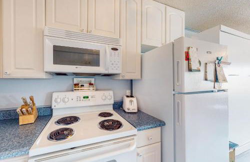 Cozy Coastal Condo Steps from the Beach with Deck Views - Foto 10