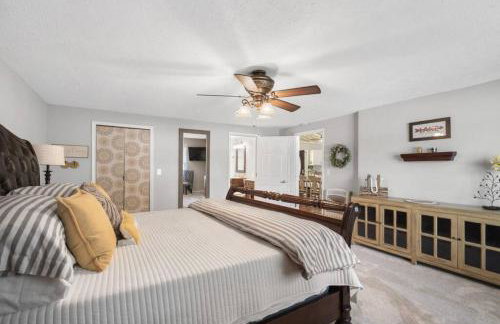 Ultimate Family Fun Lakehouse with pool and dock - Foto 11