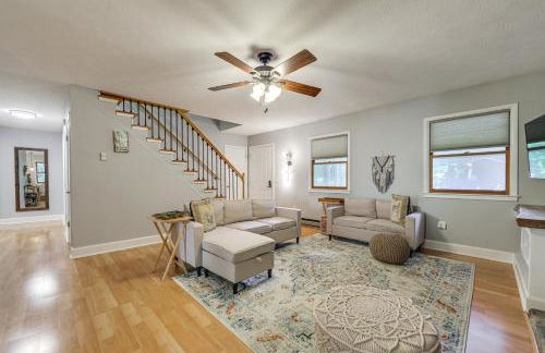 Creek View and Hot Tub Woodsy Maggie Valley Cottage - Foto 11