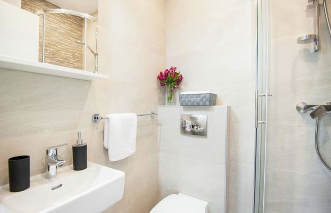 Luxury Apartment With Private Balcony in Quiet Area - Foto 15