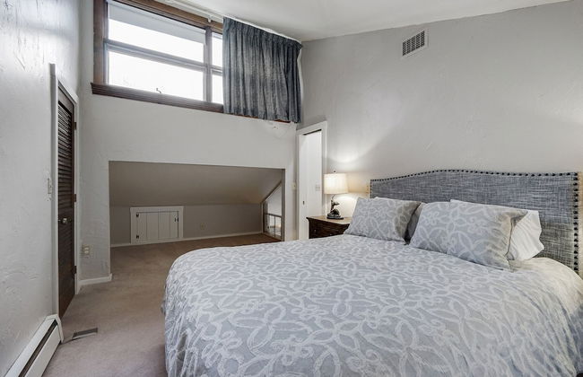 Killington Mountain Home! HotTub & 5 min to Skiing! 3 Bedroom Home by RedAwning - Foto 7