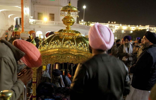 Palki Sahib Ceremony at the Golden Temple - Foto 3