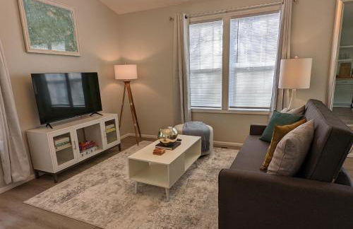 Contemporary 2-Bedroom Close to Downtown, Dining - Photo 3