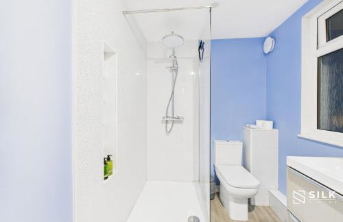 Refurbished 4-Bed, Open-Plan Living, Sleeps 10 - Foto 20