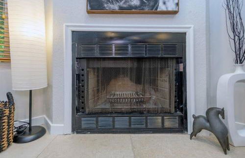 Luxuriously Contemporary Condo - Photo 9