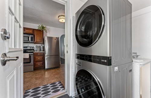 HOT TUB Firepit Pool Table Patio Cozy Downtown Denver - Foto 36