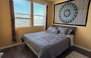 Private and Stylish 3Bdrm 3Ba Townhome, Gated Patio, King Bed, Spacious, Free Parking, Available now - Foto 14