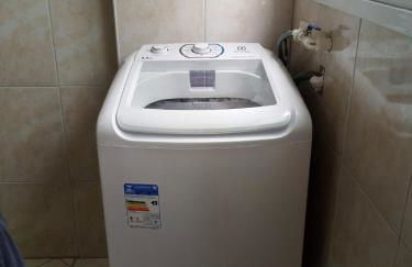 Apto Com Sacada e Ar Condicionado a 2 minutos da Praia - Foto 21