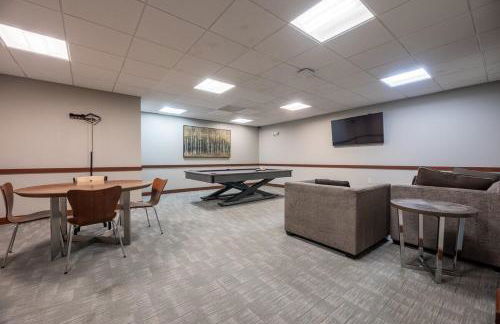 Modern 1 Bedroom Apartment with 2 TVs Fast WiFi and Free Parking - Foto 23