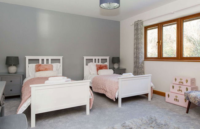 Serene Riverside 6BR Luxury Retreat in Curdridge - Photo 77