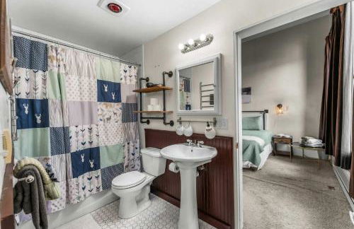 Beautiful Mountain Views in Iconic Building - Foto 8